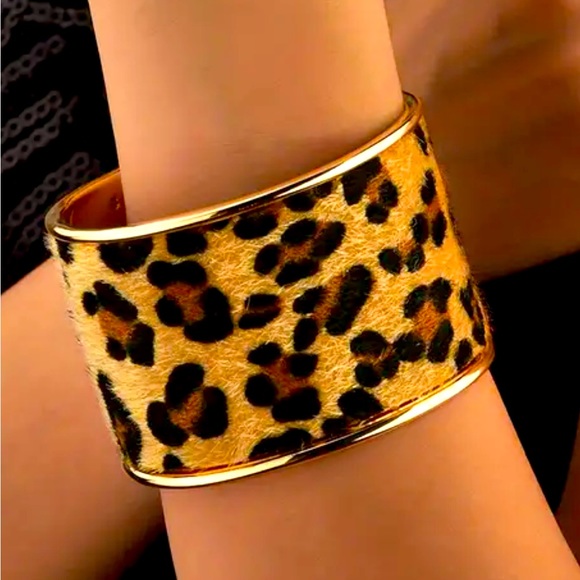 Jewelry - ANIMAL LEOPARD PATTERN IMITATION LEATHER WIDE DESIGN CUFF BANGLE NWT